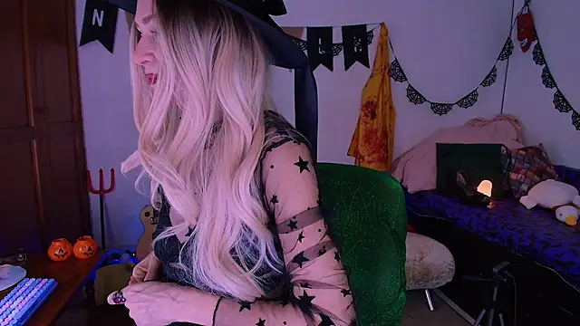 Snapshot of antonelawow chatting on October 14, 2025, 9:04 pm antonelawow online show from October 14, 2025, 9:04 pm