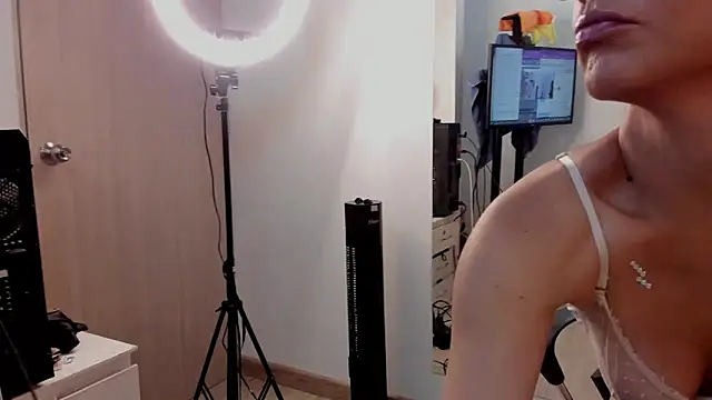 KarenSims online show from October 4, 2025, 12:17 pm