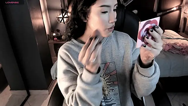 vaiolethsan   online show from February 11, 2026, 8:09 pm