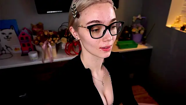 ileanacampbe online show from February 26, 2025, 5:46 am