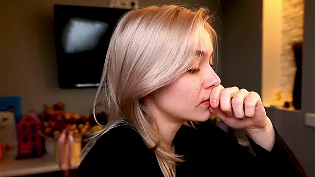 ileanacampbe online show from February 7, 2025, 4:48 am