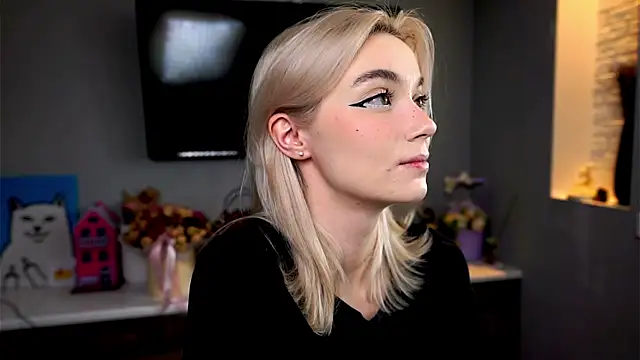 ileanacampbe online show from February 5, 2025, 5:20 am