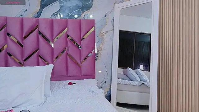 hotiergirl online show from December 1, 2025, 12:17 pm