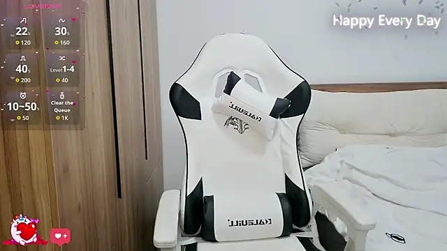 Snapshot of SlewVirus chatting on October 3, 2025, 6:53 pm SlewVirus online show from October 3, 2025, 6:53 pm