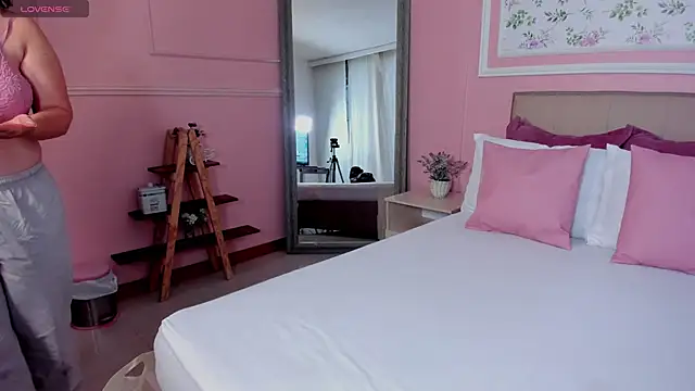 zoes milee online show from March 10, 2025, 11:23 am