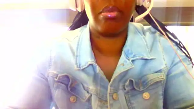 chocolatechipkukky85 online show from April 15, 2026, 7:29 pm