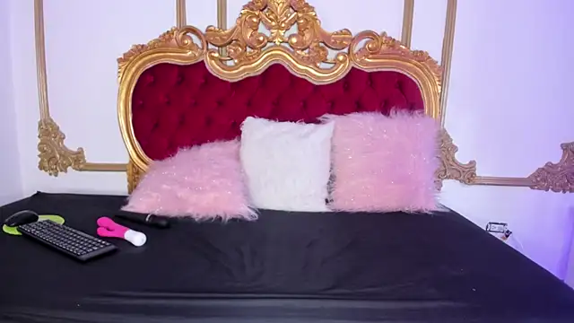 Cristal Bons online show from October 4, 2025, 8:43 pm