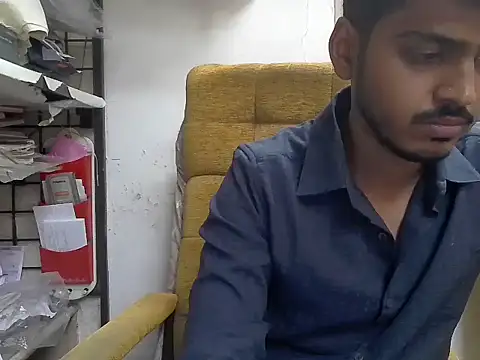 cute modell online show from December 18, 2025, 12:31 pm