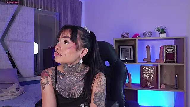 CleeoAdams  online show from April 14, 2026, 5:23 am