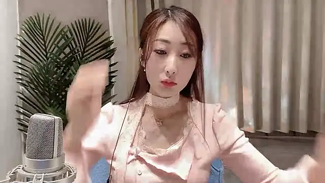 xiaoying1314 online show from February 14, 2025, 1:51 pm