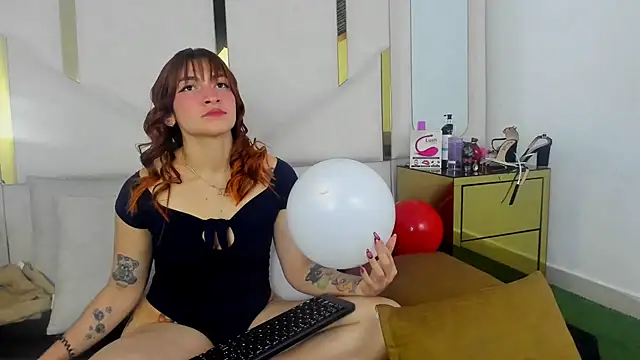 Salmaportman69 online show from February 19, 2025, 5:27 am