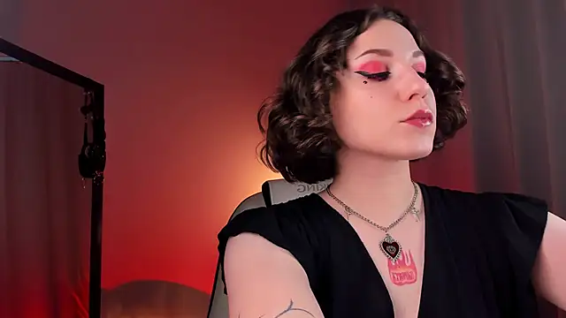 Eva Moss  online show from March 18, 2025, 7:01 am