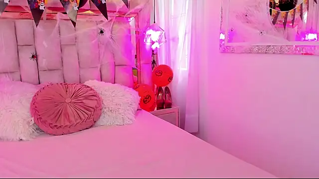 Katalina Evans online show from November 3, 2025, 12:20 pm