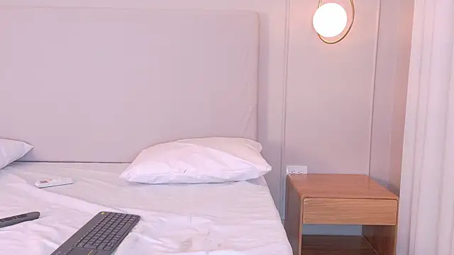 IsabellaPorcella online show from January 22, 2025, 2:56 pm