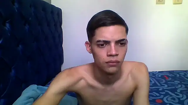 Snapshot of Latinos_2001 chatting on May 5, 2026, 6:33 pm Latinos 2001 online show from May 5, 2026, 6:33 pm
