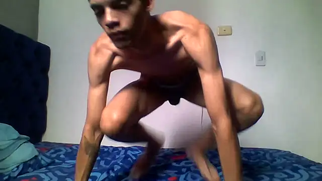 Snapshot of Latinos_2001 chatting on May 13, 2026, 5:09 pm Latinos 2001 online show from May 13, 2026, 5:09 pm
