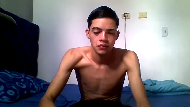 Snapshot of Latinos_2001 chatting on June 2, 2026, 2:39 pm Latinos 2001 online show from June 2, 2026, 2:39 pm