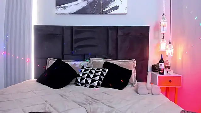 AtheneaRusell online show from November 12, 2025, 9:18 pm