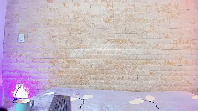 Snapshot of pocahontas_pow chatting on October 28, 2025, 12:04 pm pocahontas pow online show from October 28, 2025, 12:04 pm