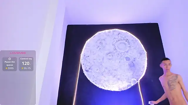 EthaanCox online show from November 18, 2025, 9:07 pm