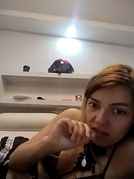 VittoriaTaylor online show from February 13, 2025, 3:45 pm