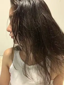 Bella still online show from November 7, 2025, 1:26 pm