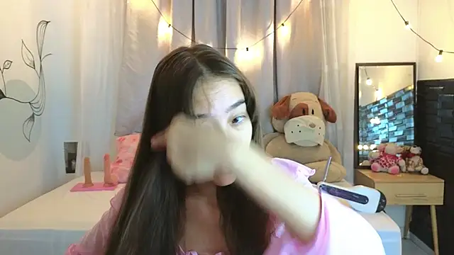 Snapshot of SERAFINA_ chatting on December 4, 2025, 11:31 am SERAFINA online show from December 4, 2025, 11:31 am
