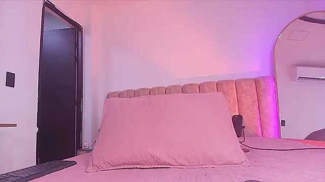 Auroraa miller online show from February 5, 2026, 12:01 pm