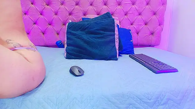 Auroraa miller online show from September 18, 2025, 11:57 am