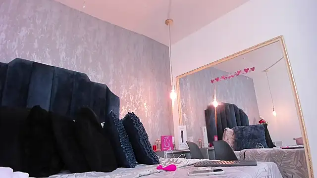 Isis ariany  online show from September 9, 2025, 12:25 pm