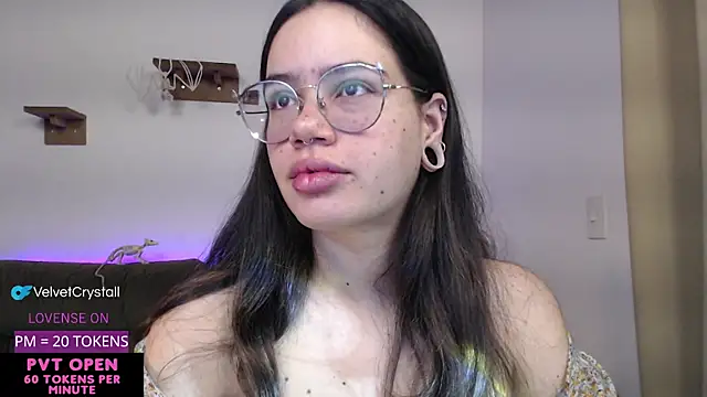 crystalll room online show from October 5, 2025, 5:53 am