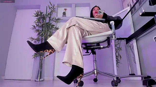 hannah howeell   online show from October 6, 2025, 9:43 am