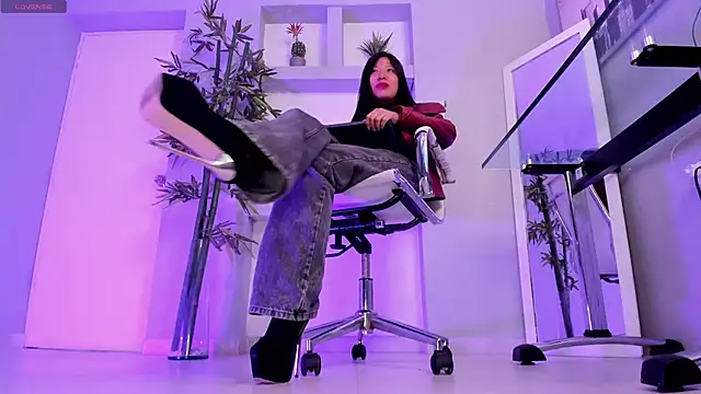 hannah howeell   online show from March 17, 2025, 12:57 pm