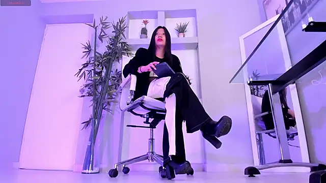 hannah howeell   online show from February 27, 2025, 9:40 am