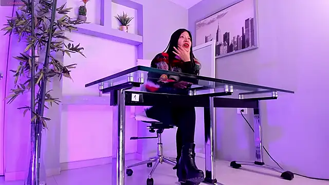 hannah howeell   online show from March 10, 2025, 9:56 am