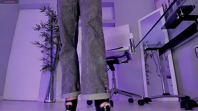 hannah howeell   online show from September 19, 2025, 9:57 am