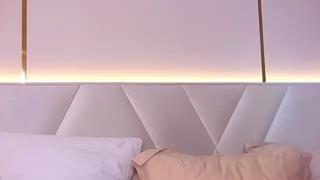 KiraBarlows online show from March 7, 2025, 10:32 pm