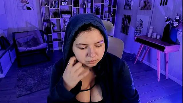 DiaAngell online show from September 28, 2025, 7:32 pm