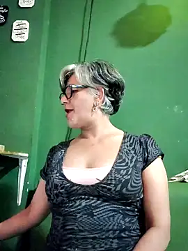 ilonna2025 online show from October 3, 2025, 6:04 am