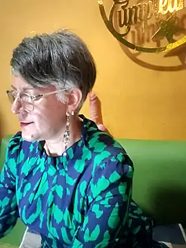 ilonna2025 online show from April 14, 2026, 10:37 pm