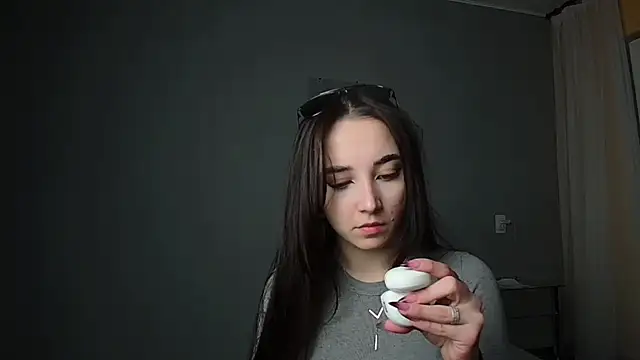 Eva Gloryy online show from March 14, 2025, 5:35 pm