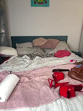 Snapshot of HotLivv69 chatting on October 5, 2025, 8:43 pm HotLivv69 online show from October 5, 2025, 8:43 pm