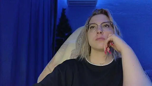 HotBrandyX online show from December 14, 2025, 12:33 pm