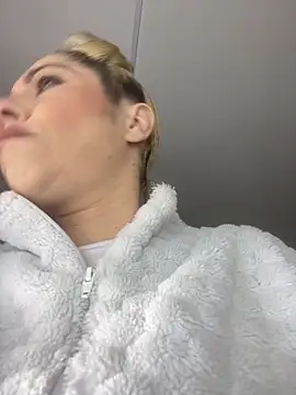 viktoria davis  online show from February 14, 2026, 9:37 pm