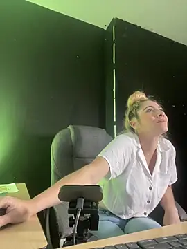 viktoria davis  online show from March 7, 2025, 11:05 pm