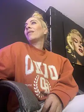 viktoria davis  online show from October 9, 2025, 11:49 pm