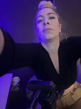 viktoria davis  online show from March 6, 2025, 11:42 pm