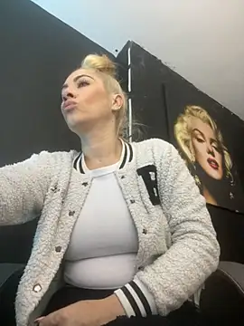 viktoria davis  online show from October 4, 2025, 10:55 pm