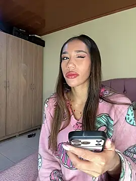 Snapshot of zoe_storm chatting on April 19, 2026, 6:10 pm zoe storm online show from April 19, 2026, 6:10 pm