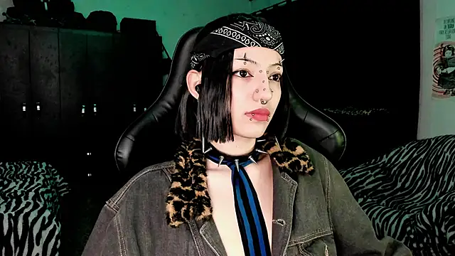 Snapshot of roxy_toxic chatting on December 19, 2025, 2:04 am roxy toxic online show from December 19, 2025, 2:04 am